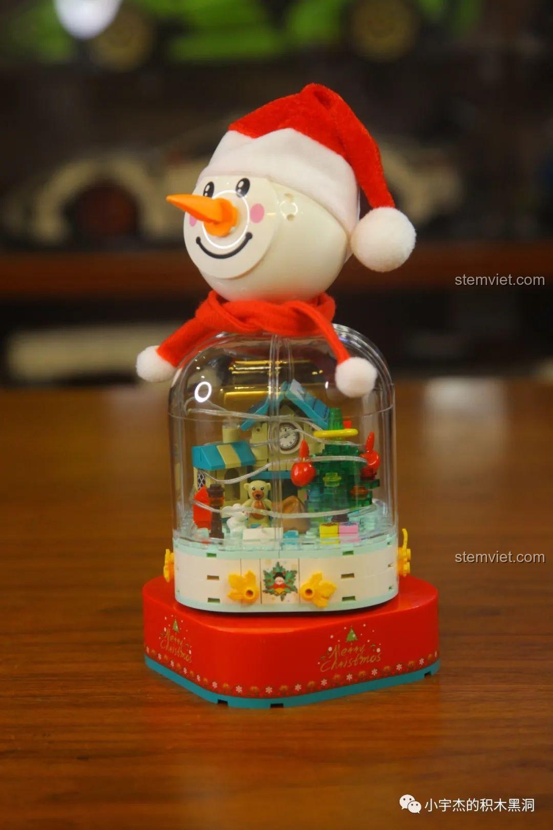 Mô hình Hộp nhạc Người tuyết Sembo 601162 nhìn từ phía sau sau khi hoàn thiện.