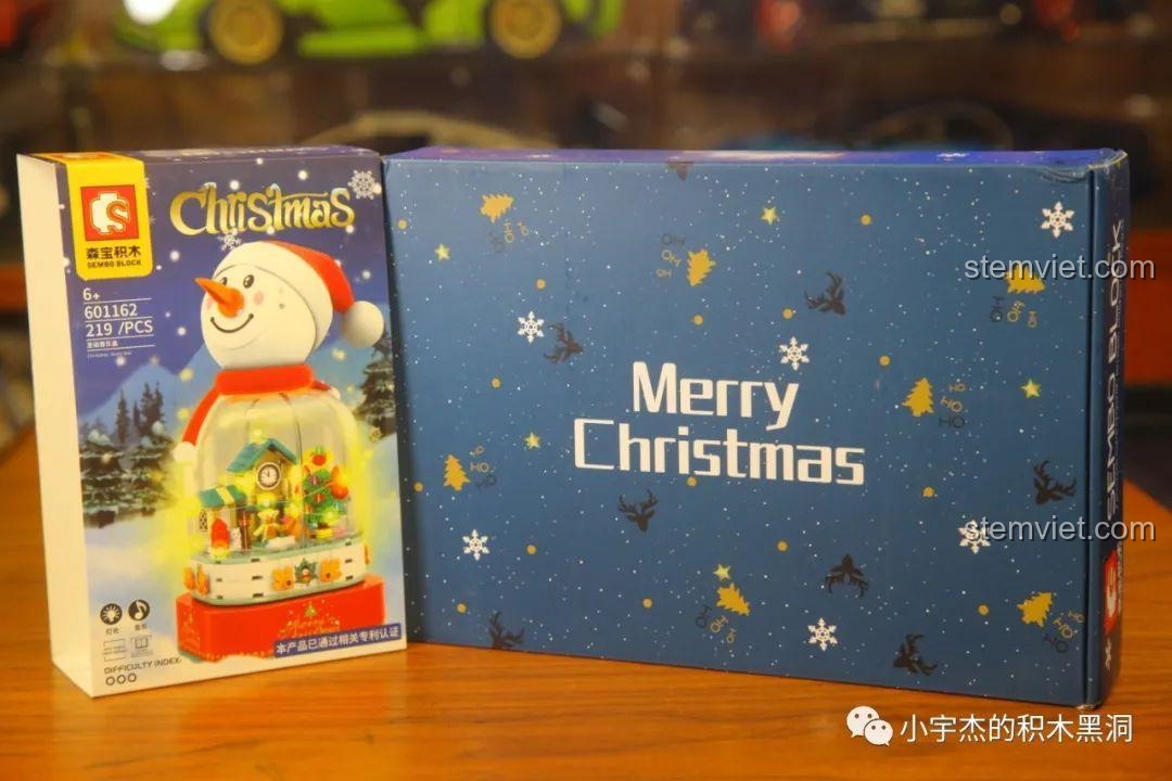 Bên trong hộp quà tặng Sembo 601162 với lời chúc 'Merry Christmas', tạo cảm giác ấm cúng.