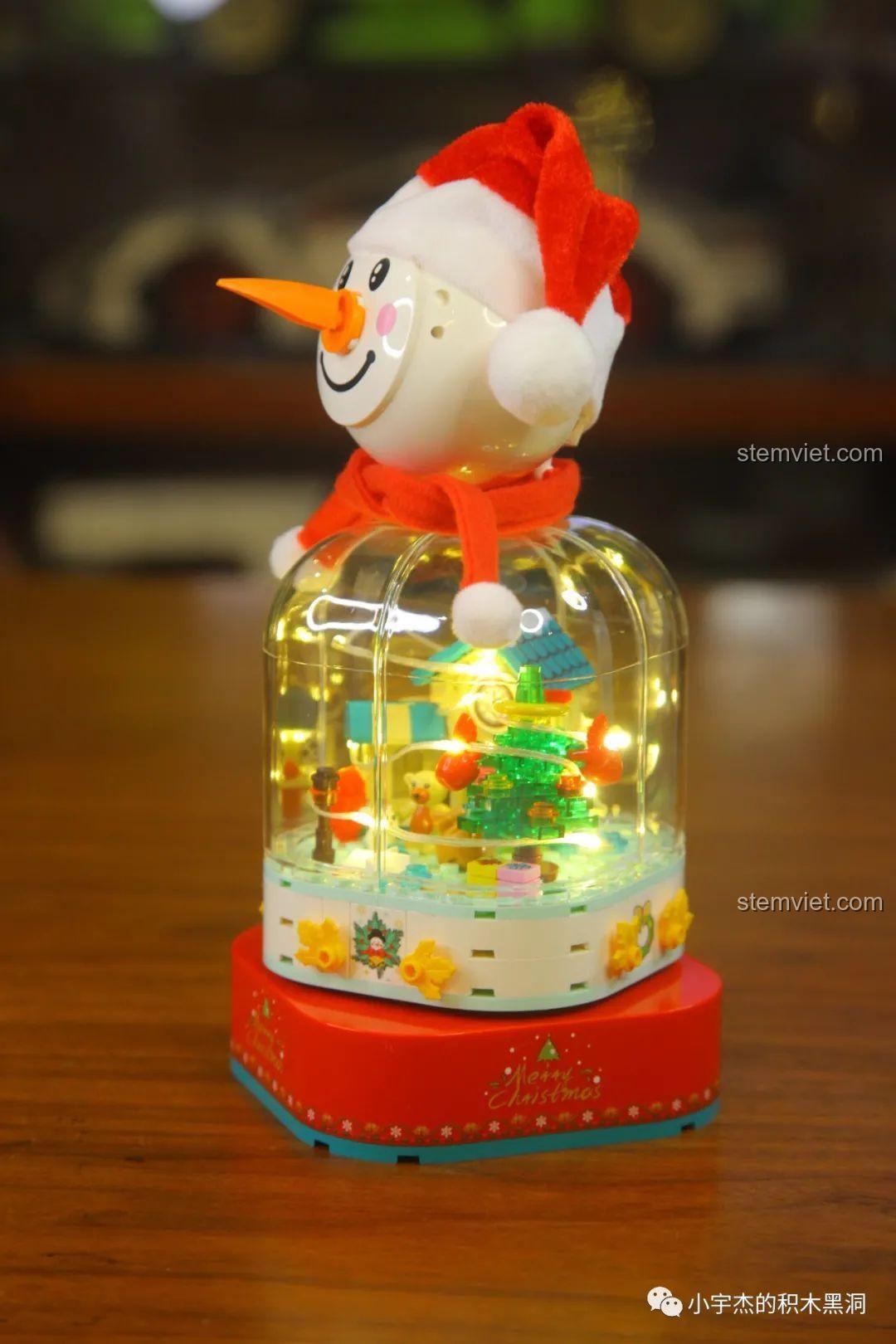 Trang trí cho người tuyết Sembo 601162 bằng mũ và khăn choàng vải.