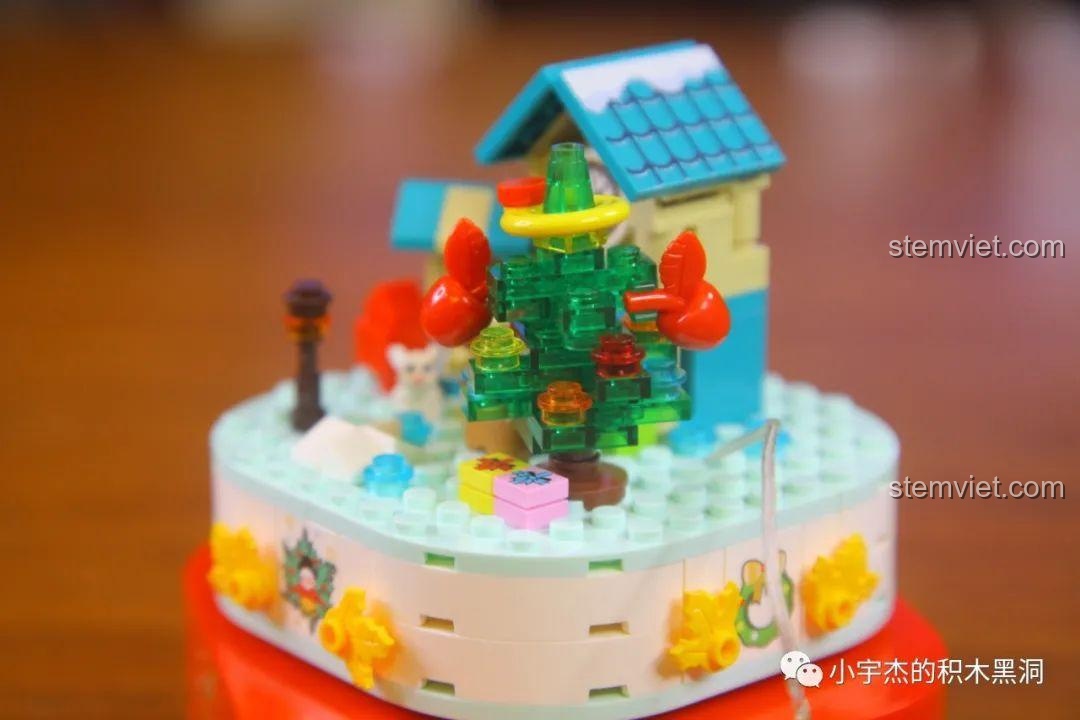 Cận cảnh các chi tiết trang trí như cây thông, gấu bông trong hộp nhạc Sembo 601162.