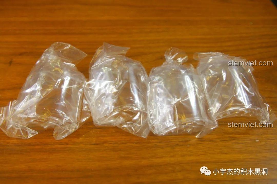 Mô hình hộp nhạc Sembo 601162 sau khi bật đèn, tạo hiệu ứng lung linh, ấm áp.