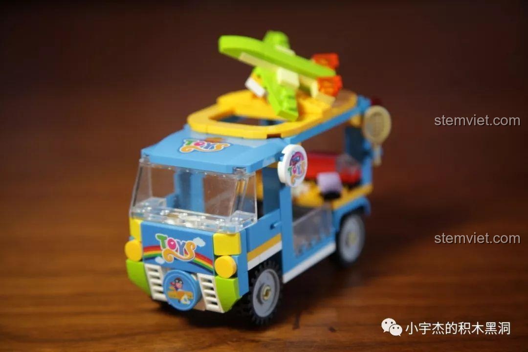 Chi tiết xe bán đồ chơi Sembo với máy bay trên nóc, phù hợp cho con trai 6 tuổi.