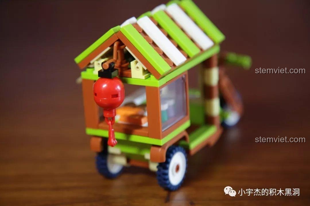 Chi tiết đèn lồng đỏ treo trên xe bán sushi mini Sembo 601205, đậm chất Nhật Bản.