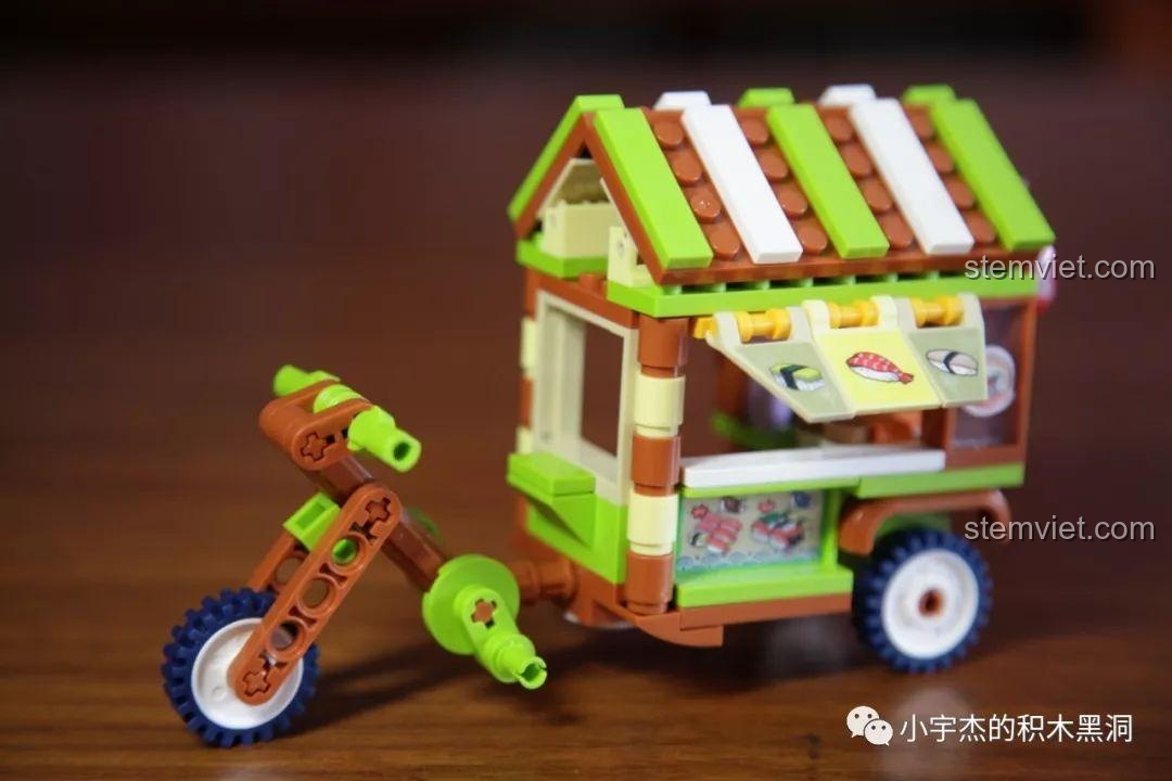 Góc nhìn nghiêng của bộ xếp hình Mô hình xe bán hàng rong Nhật Bản, thể hiện rõ thiết kế ba bánh.