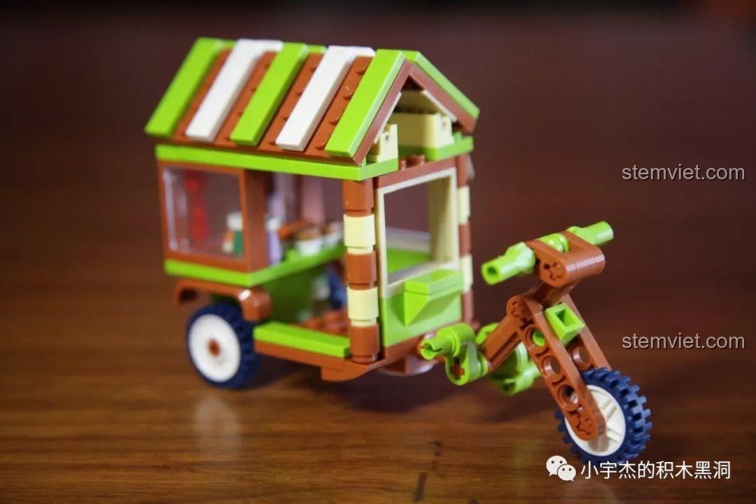 Mặt sau của đồ chơi mô hình Xe bán đồ ăn vặt kiểu Nhật Sembo, cho thấy không gian bên trong.