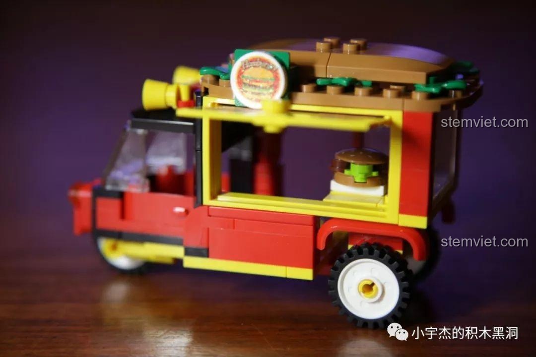 Cửa sổ bán hàng của xe hamburger Sembo 601206 có thể mở ra, tăng tính tương tác cho đồ chơi xếp hình.