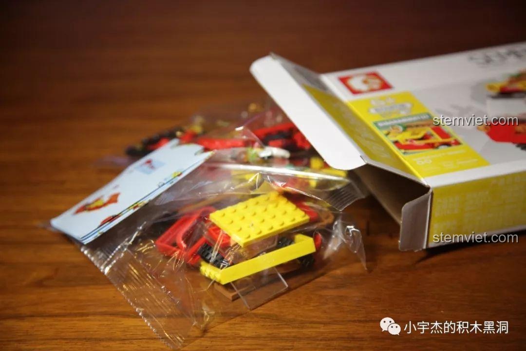 Mô hình xe bán hamburger Sembo 601206 sau khi lắp ráp hoàn chỉnh, màu sắc đỏ vàng bắt mắt.