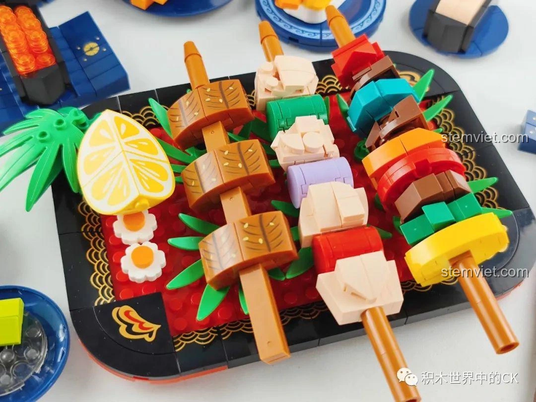 Cận cảnh mô hình xiên que nướng trong bộ lắp ráp SEMBO 601412, thể hiện rõ các loại thực phẩm và màu sắc.