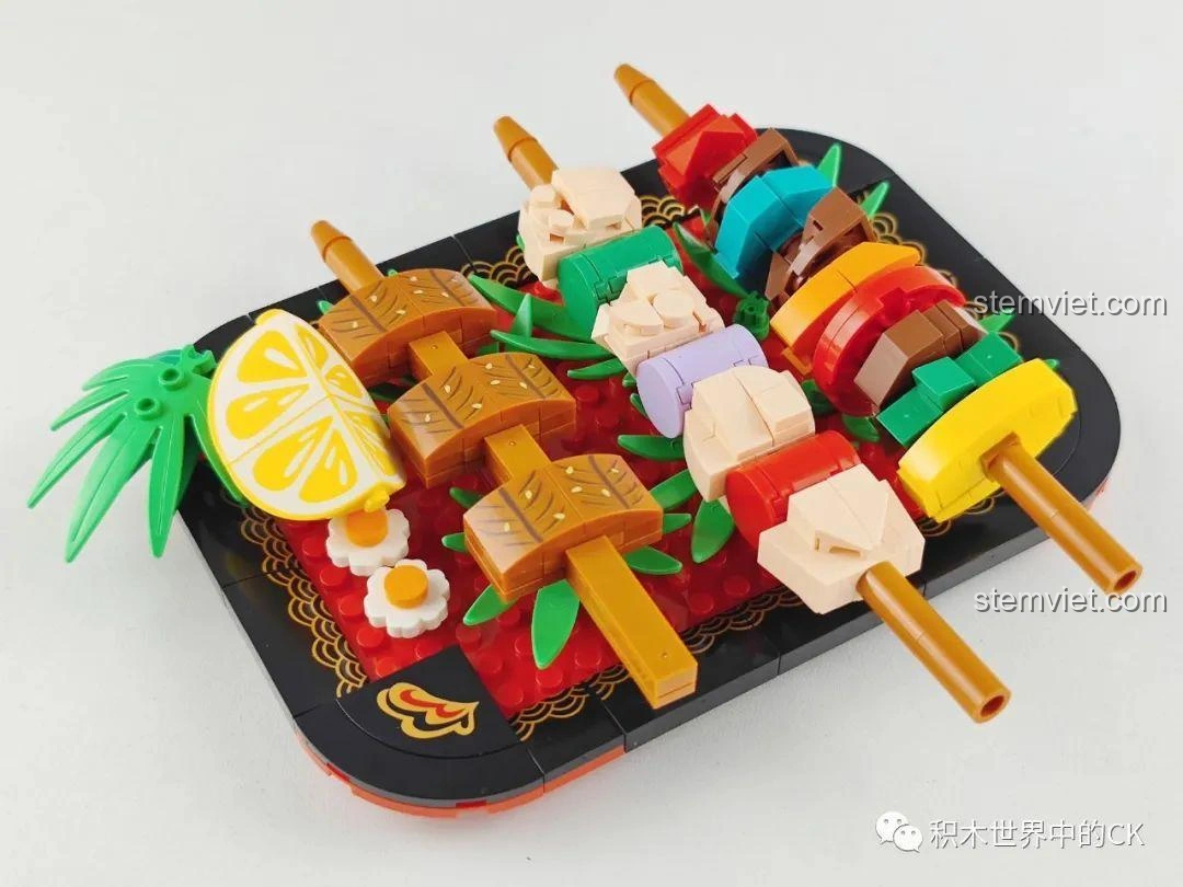 Mô hình bộ lắp ráp SEMBO 601412 Xiên Que Nướng đã hoàn thiện, với các xiên que đầy màu sắc và lát chanh tươi.