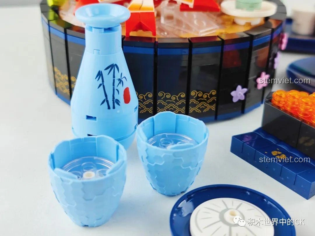 Cận cảnh chai sake và chén uống trong bộ lắp ráp SEMBO 601414 Món Ăn Nhật Bản: Sushi, với họa tiết tre truyền thống.