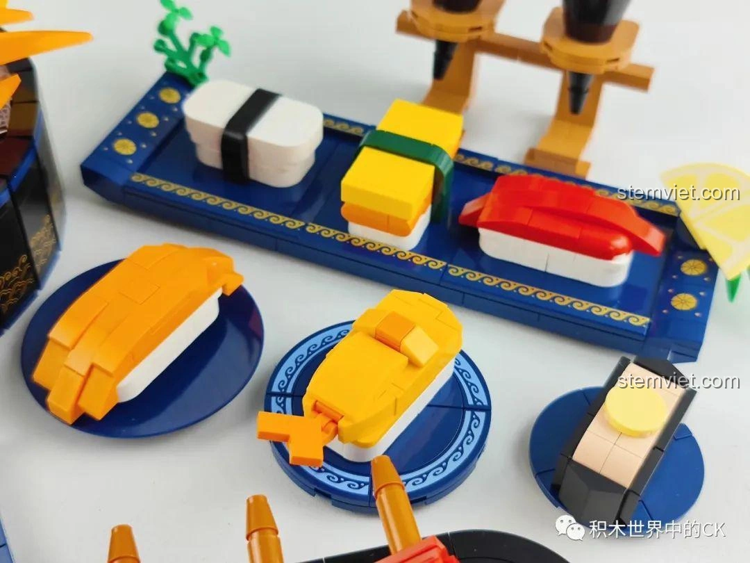 Cận cảnh một miếng sushi trong bộ lắp ráp SEMBO 601414 Món Ăn Nhật Bản: Sushi, với các lớp màu sắc rõ ràng.