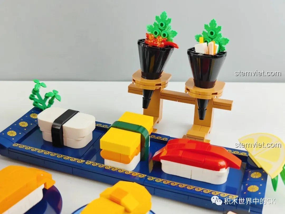 Cận cảnh một miếng sushi khác trong bộ lắp ráp SEMBO 601414 Món Ăn Nhật Bản: Sushi, với chi tiết trứng cá.