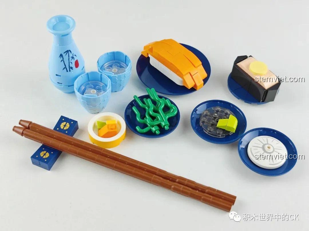 Các chi tiết nhỏ của bộ lắp ráp SEMBO 601414 Món Ăn Nhật Bản: Sushi, bao gồm chén sake, đũa và các loại sushi nhỏ.