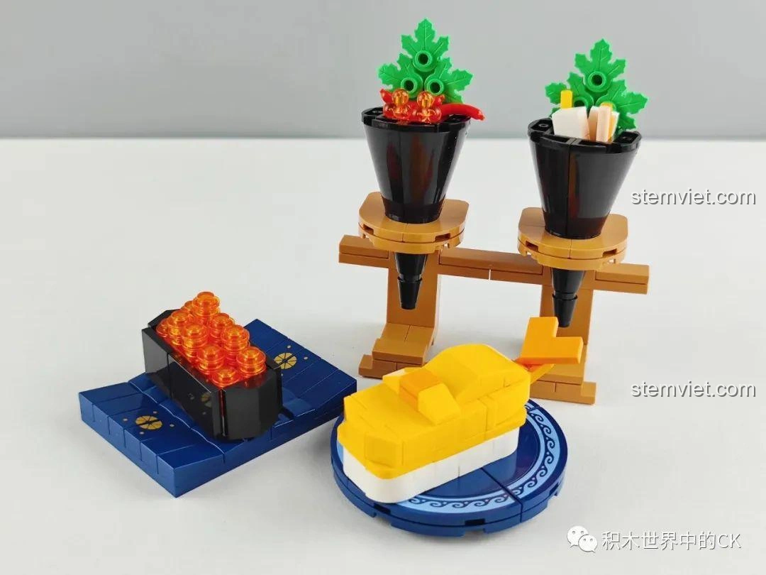 Các chi tiết sushi cuộn và sushi nigiri trong bộ lắp ráp SEMBO 601414 Món Ăn Nhật Bản: Sushi, với màu sắc tươi sáng.