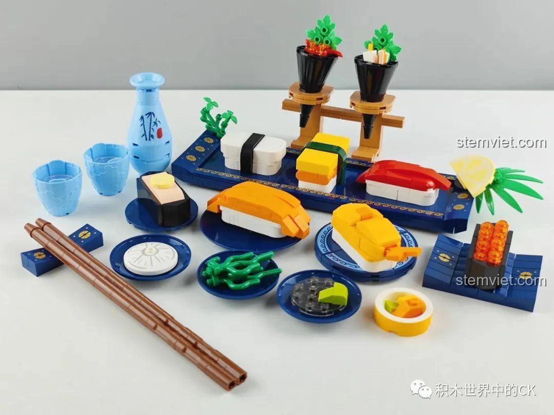 Toàn bộ mô hình bộ lắp ráp SEMBO 601414 Món Ăn Nhật Bản: Sushi đã hoàn thiện, với đa dạng các món ăn kèm.