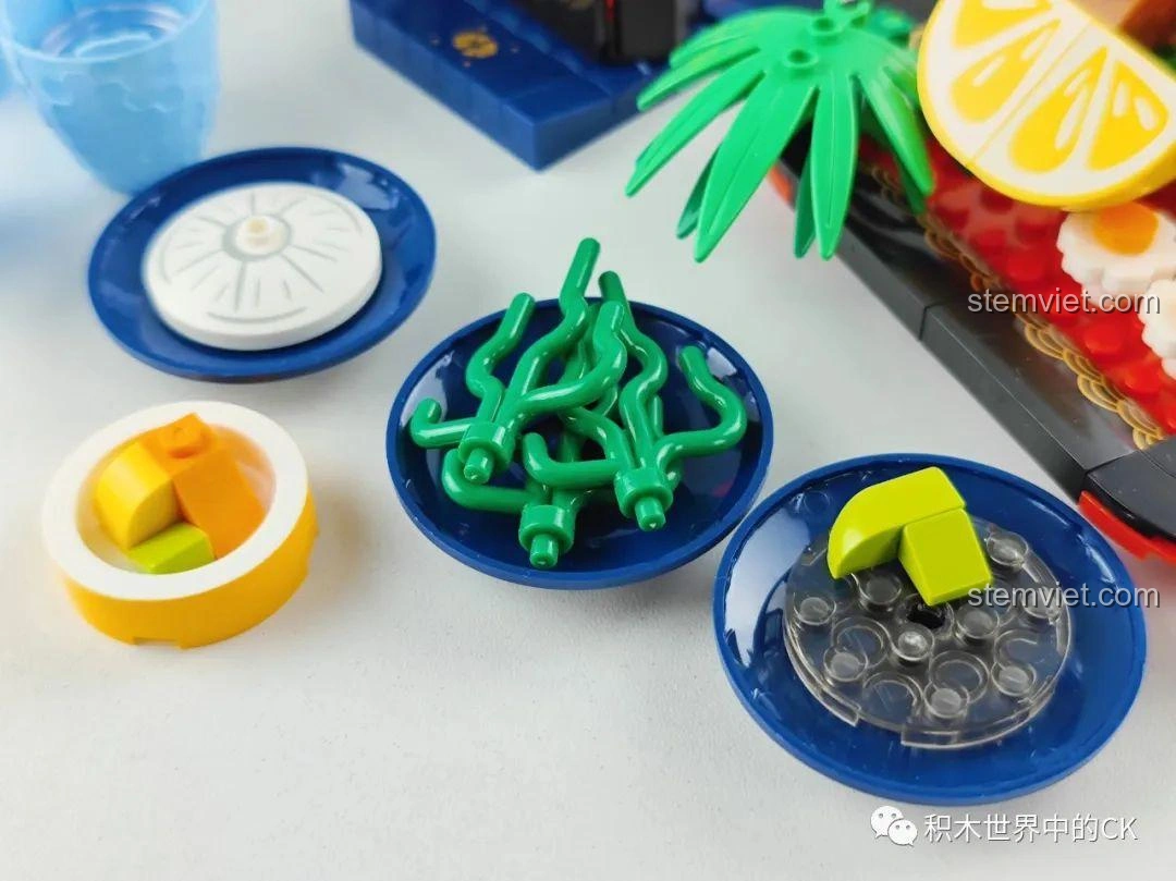 Cận cảnh các món ăn phụ trong bộ lắp ráp SEMBO 601414 Món Ăn Nhật Bản: Sushi, như rong biển và các loại bánh.