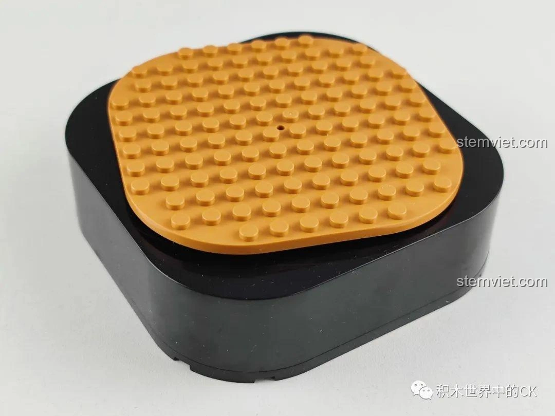 Phần đế của bộ lắp ráp SEMBO 601415 Đĩa Sashimi, với các chốt lắp ráp chắc chắn.