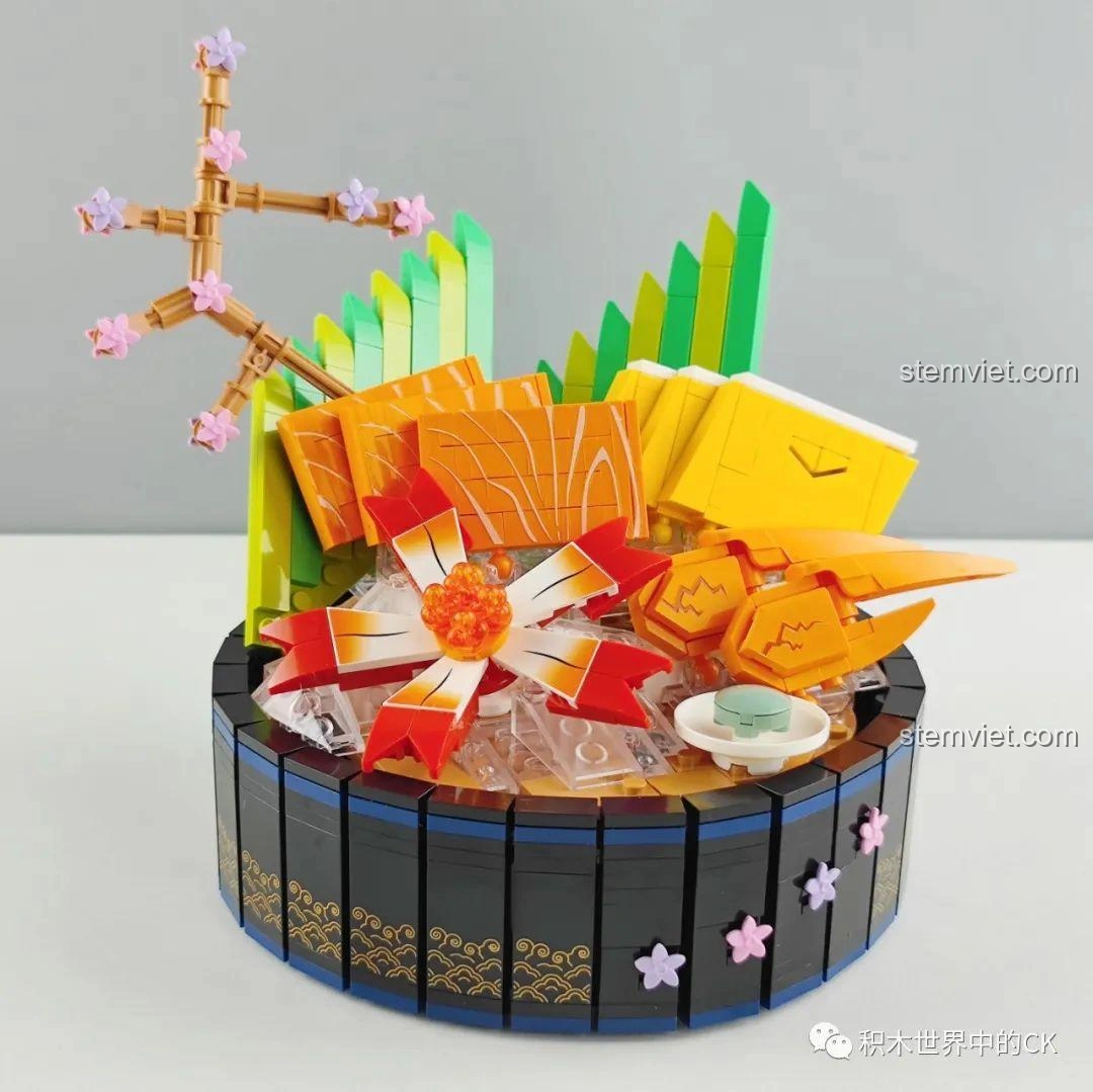 Mô hình bộ lắp ráp SEMBO 601415 Đĩa Sashimi đã hoàn thiện, với các miếng cá hồi và tôm hùm được sắp xếp đẹp mắt.