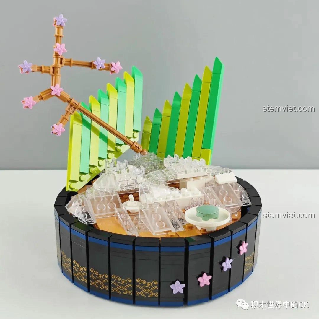 Các chi tiết trang trí như cây tre và hoa anh đào đang được lắp vào đĩa sashimi trong bộ SEMBO 601415.