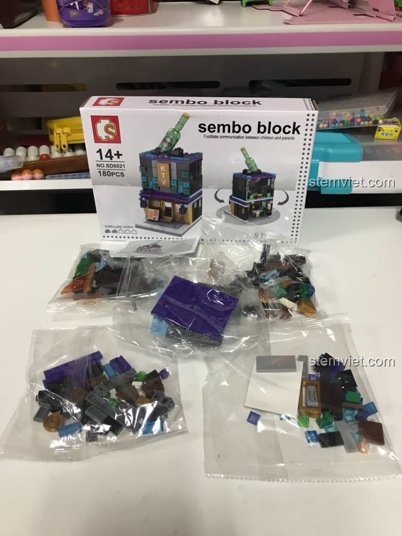 Các túi mảnh ghép của bộ lắp ghép Tòa nhà phố mini Sembo SD6021.