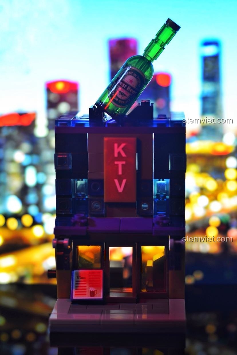 Mô hình Cửa Hàng Karaoke 601513 rực rỡ về đêm, nổi bật và thu hút.