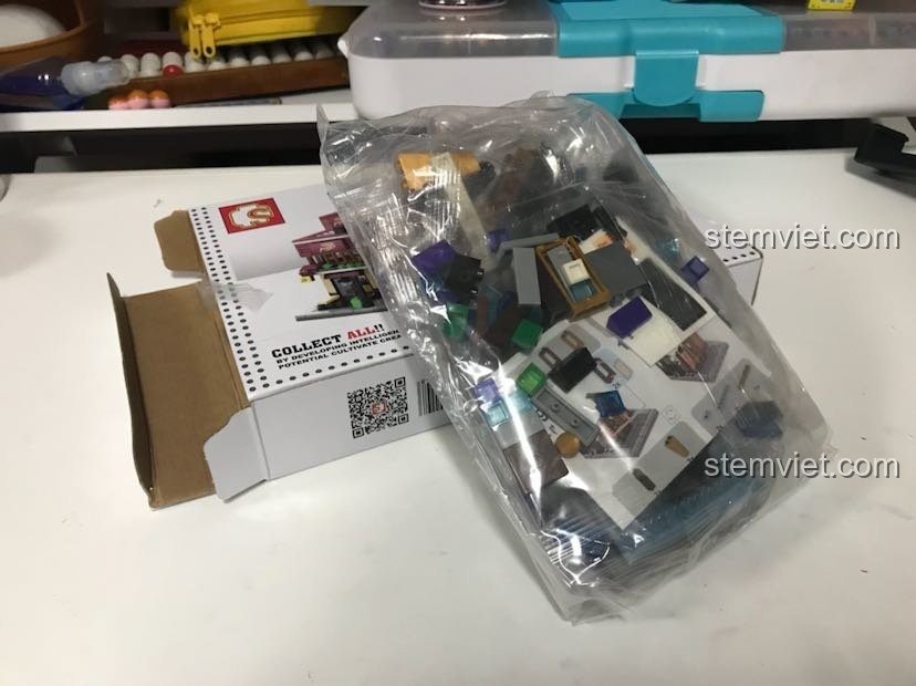 Mở hộp bộ xếp hình 601513 Cửa Hàng Karaoke với các túi mảnh ghép bên trong.