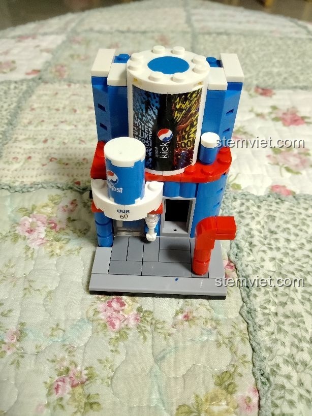 Góc nhìn bên phải của bộ lắp ghép SEMBO 601517, có cửa sổ phục vụ và cột màu đỏ.