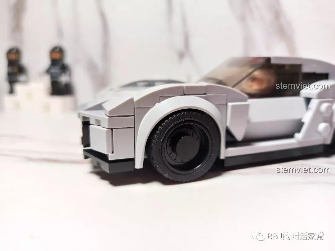 Ảnh chụp cận cảnh bánh trước và thân xe của mô hình Sembo 607027.