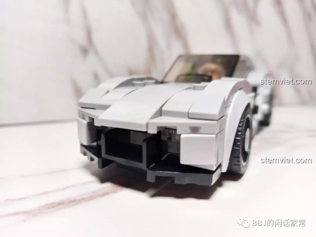 Ảnh chụp cận cảnh góc trước của bộ đồ chơi mô hình Rezvani Beast Alpha.