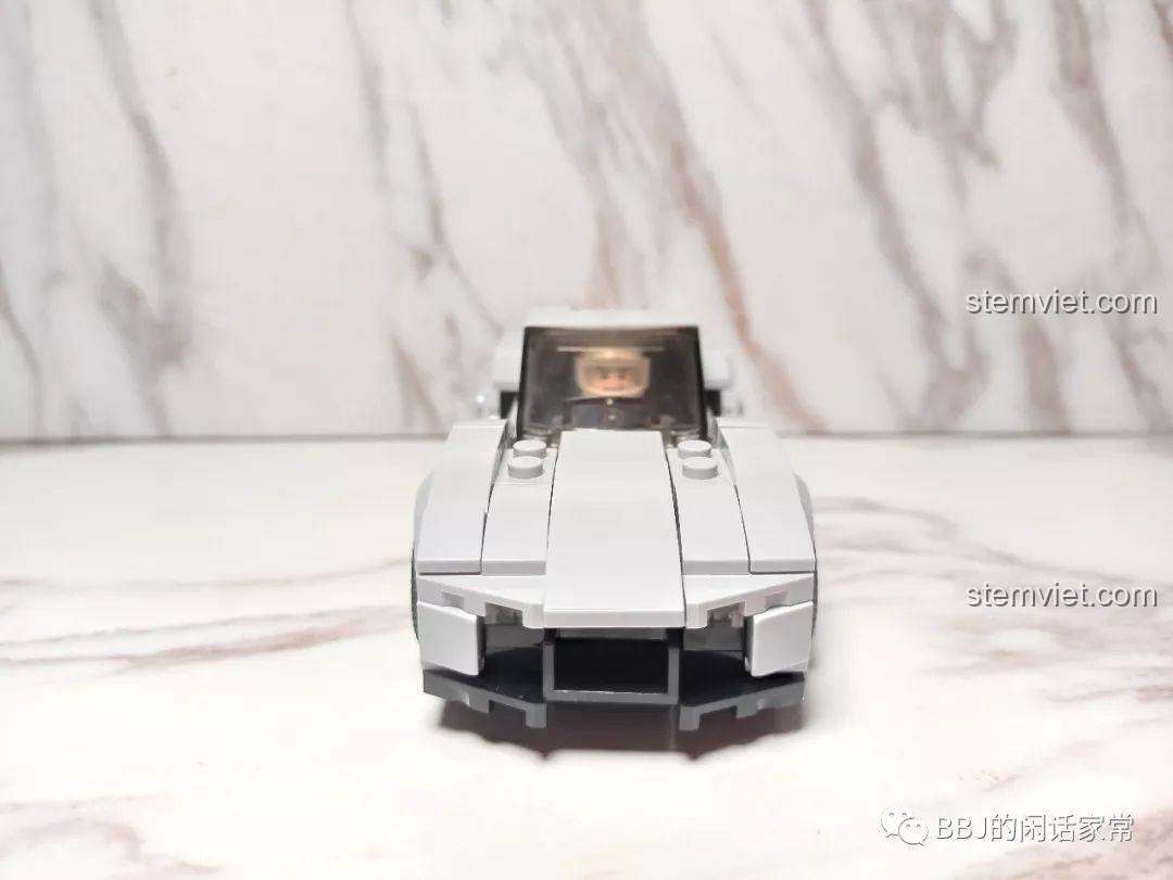 Mặt sau của minifigure tay đua trong bộ xếp hình Rezvani Beast Alpha 607027, với logo 'RAVZENI'.