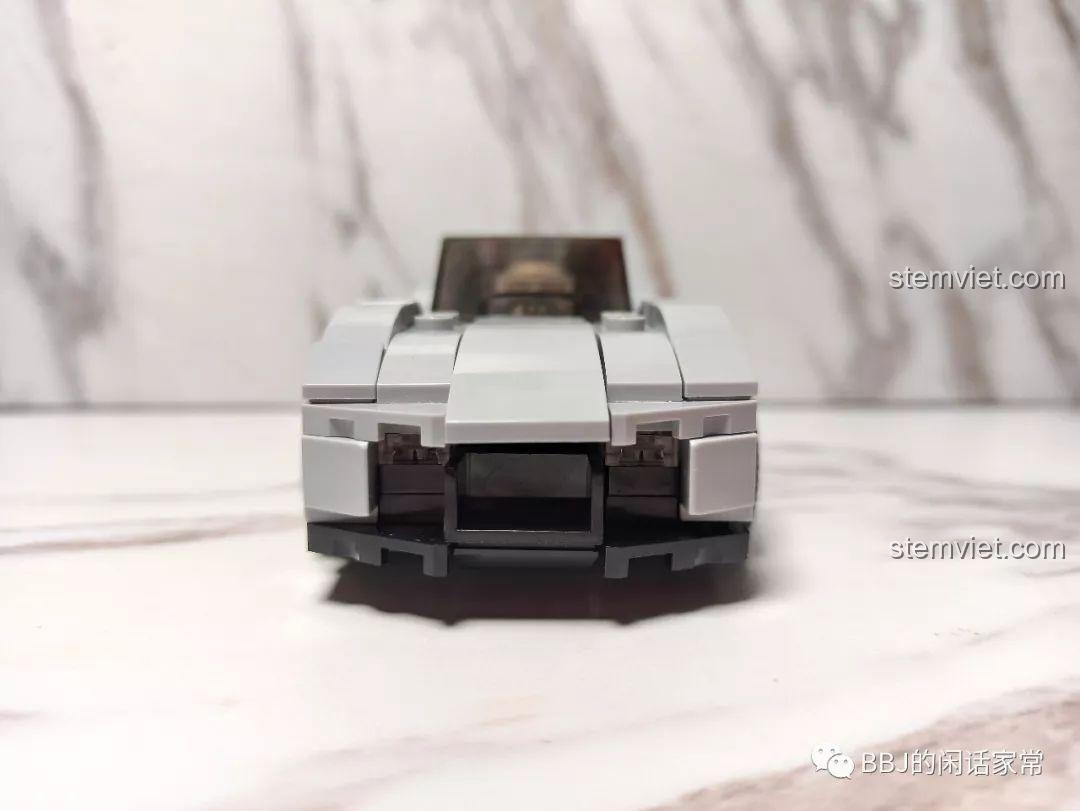 Cận cảnh minifigure tay đua của bộ đồ chơi mô hình Sembo 607027, trang phục được in chi tiết.