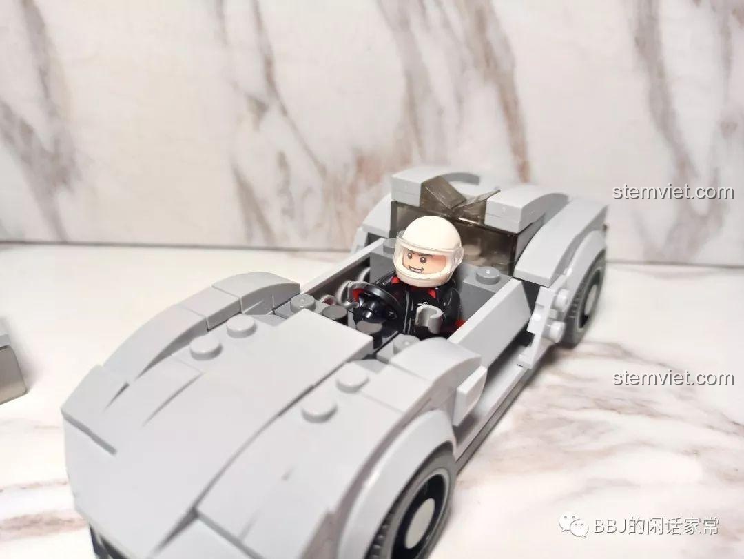 Minifigure tay đua được đặt vào trong buồng lái của xe Sembo 607027.