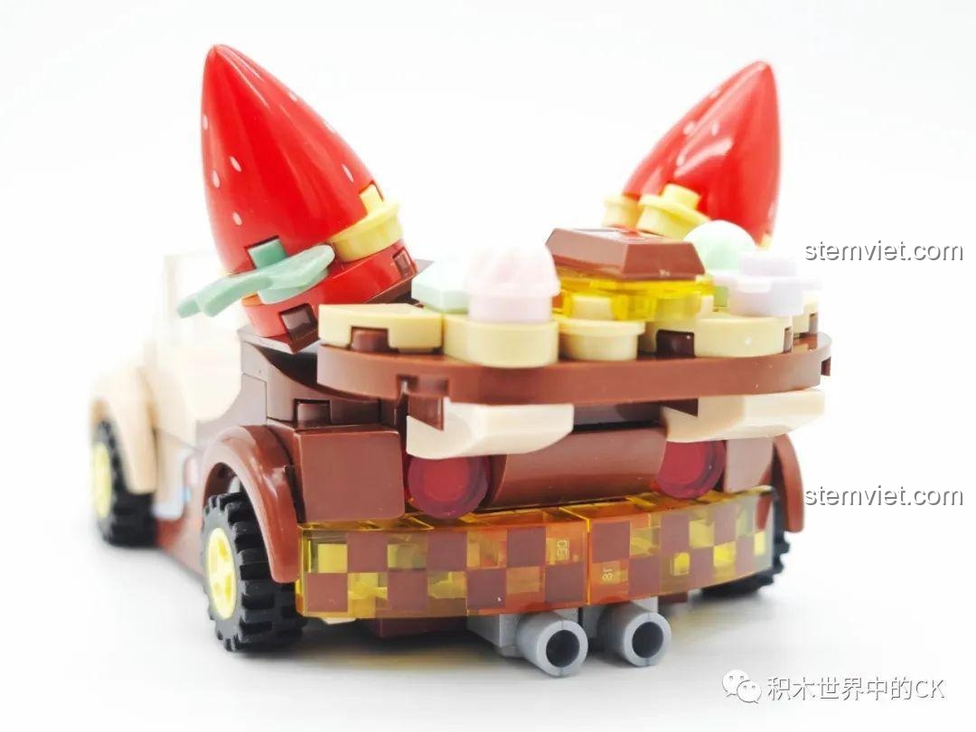 Chi tiết cận cảnh phía sau của mô hình xe dâu tây donut Sembo 615001, nổi bật các mảnh ghép trang trí.