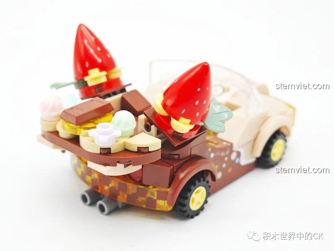 Cận cảnh chi tiết phía sau của mô hình xe dâu tây donut Sembo 615001, với các mảnh ghép tạo hình bánh kẹo.