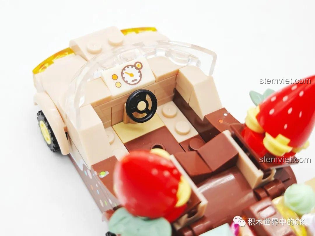 Nội thất bên trong mô hình xe dâu tây donut Sembo 615001, hiển thị vô lăng và bảng điều khiển đơn giản.