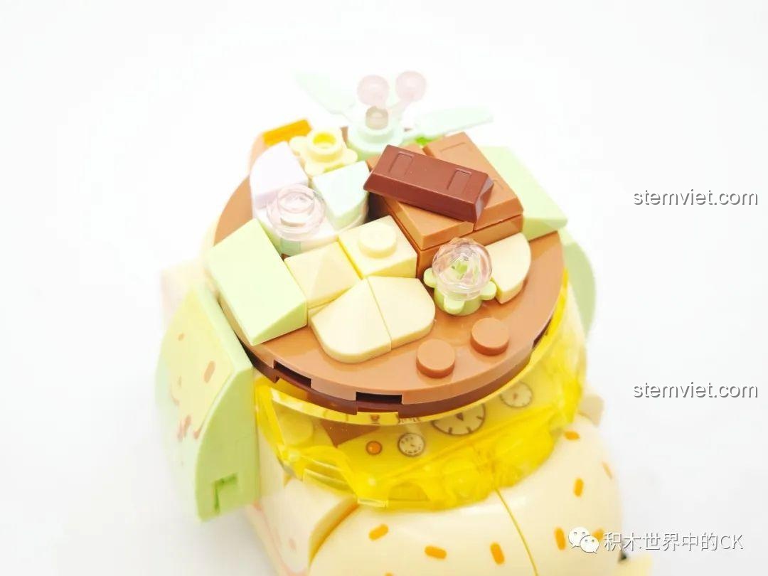 Chi tiết phần nóc của bộ lắp ghép SEMBO 615002 Bánh Mousse Ngọt Ngào, trang trí như bánh mousse với các loại kẹo, đồ chơi lắp ghép 125 mảnh.