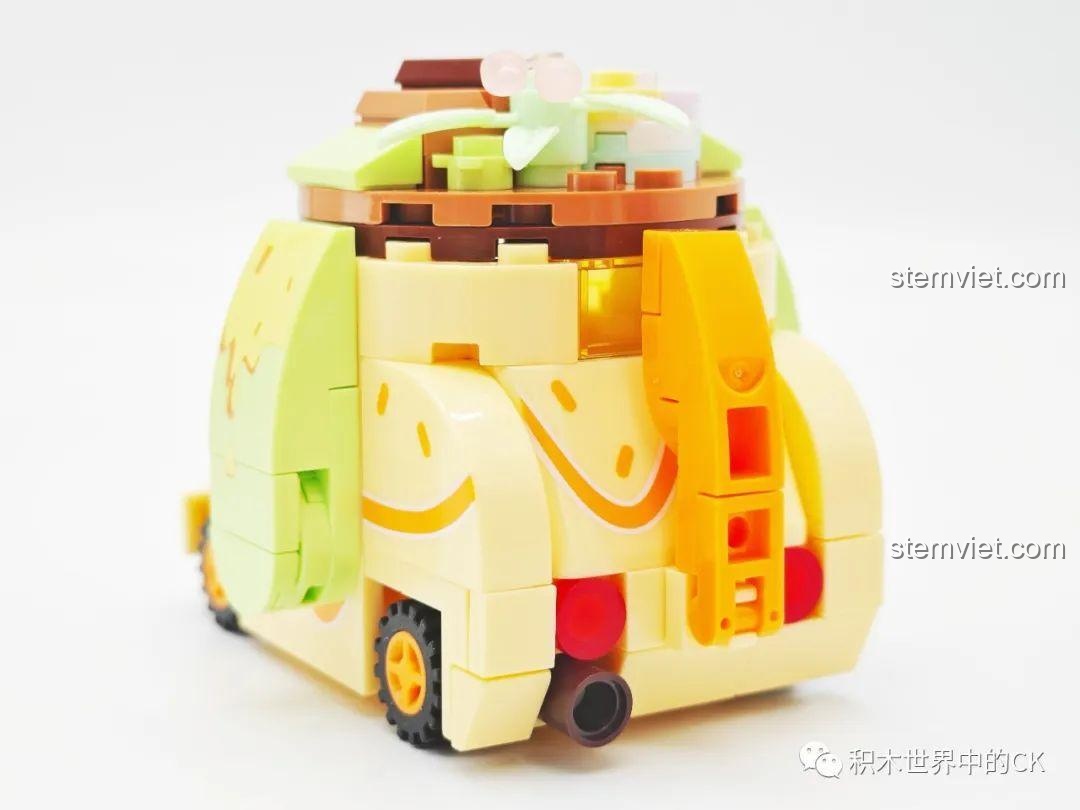 Cận cảnh chi tiết phía sau của mô hình xe mousse pudding Sembo 615002, với các mảnh ghép tạo hình kem chảy.