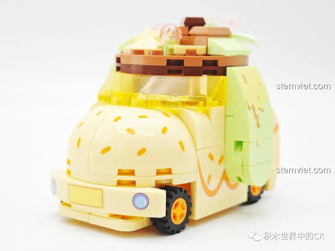 Mô hình xe mousse pudding Sembo 615002 đã hoàn thành, với thiết kế độc đáo và màu sắc xanh vàng pastel.