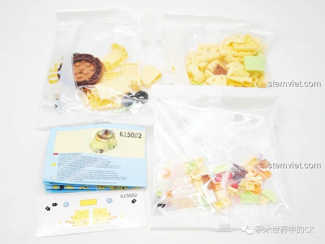 Các mảnh ghép và hướng dẫn lắp ráp của bộ đồ chơi Sembo 615002 Xe Mousse Pudding, sẵn sàng cho quá trình lắp ráp.