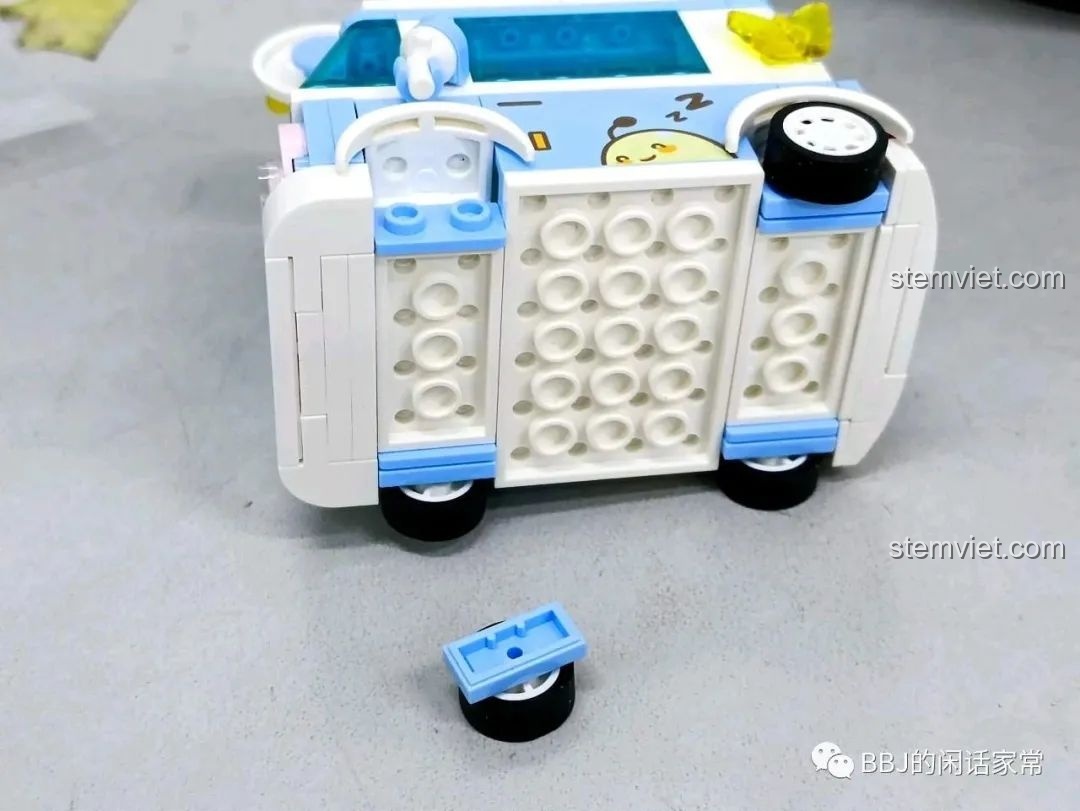 Cận cảnh bánh xe và phần đáy của xe kem SEMBO 615004, cho thấy chi tiết lắp ráp.