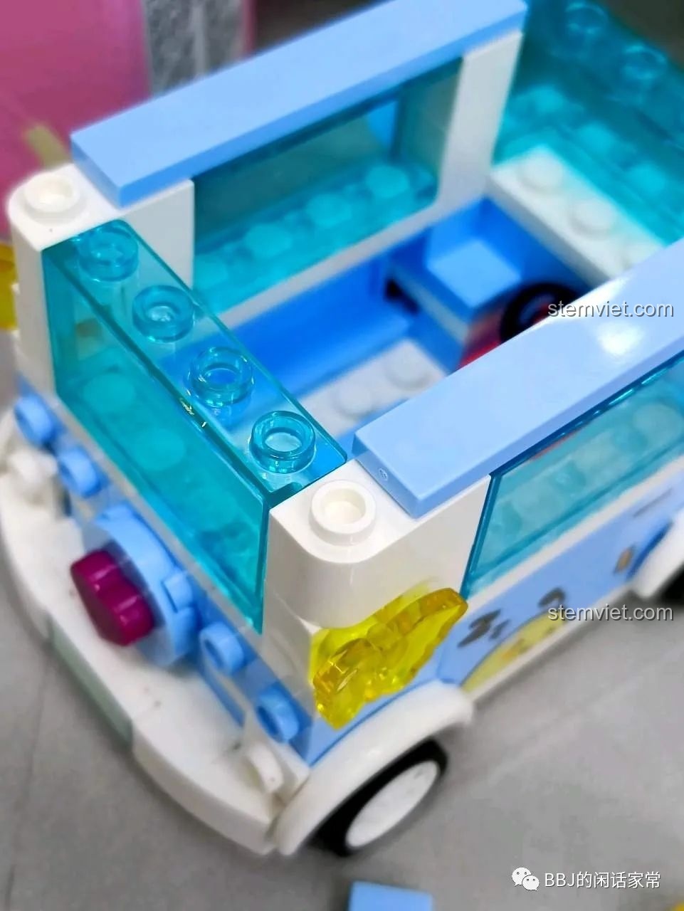 Khung xe đang được lắp ráp, cho thấy các mảnh ghép trong suốt màu xanh ngọc của bộ SEMBO 615004.