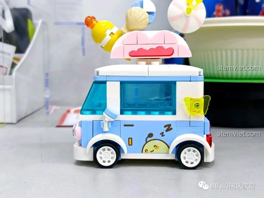 Cạnh bên phải của xe kem SEMBO 615004 đã lắp xong, với hình ảnh chú sâu đang ngủ.