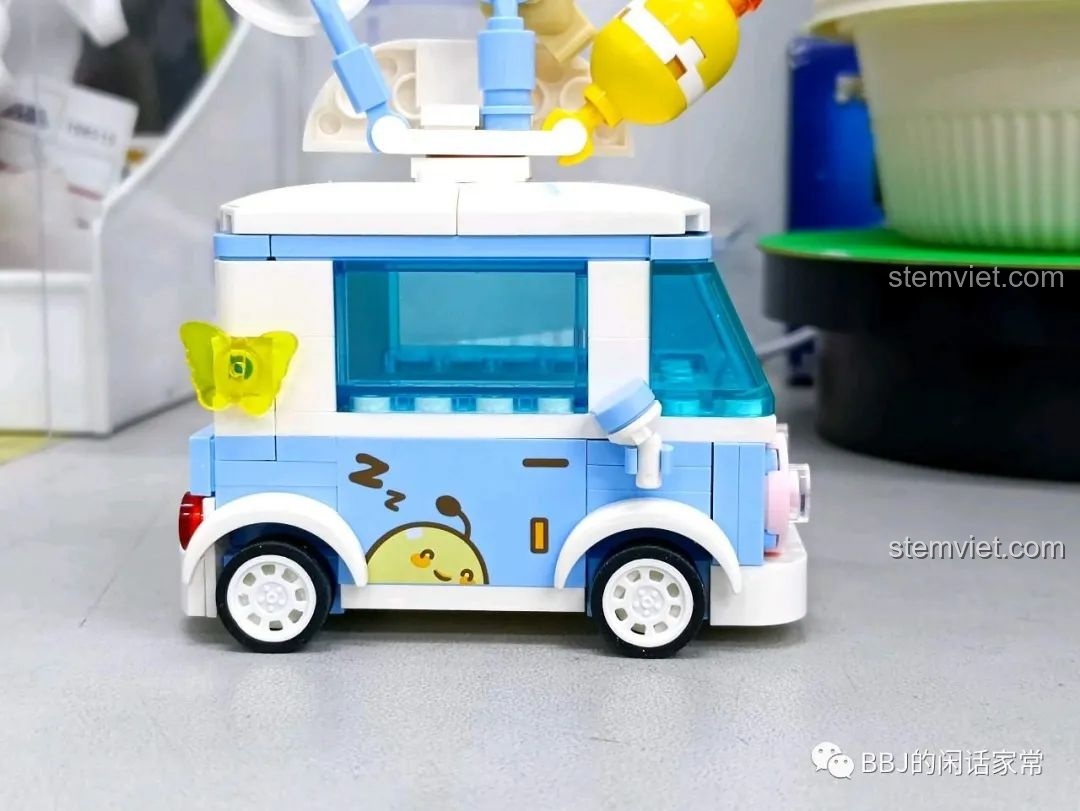 Cạnh bên trái của xe kem SEMBO 615004 đã lắp xong, với chi tiết gương chiếu hậu.