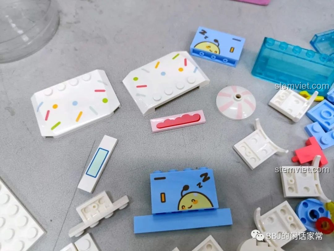 Cận cảnh các mảnh ghép in hình và mảnh trang trí đặc biệt của bộ lắp ráp SEMBO 615004 Xe Kem Que Băng Tinh.