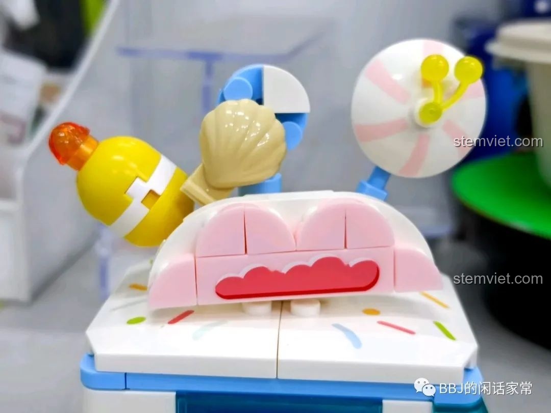 Cận cảnh các chi tiết trang trí trên nóc xe kem SEMBO 615004, bao gồm kem ốc quế, kẹo mút và bánh ngọt.