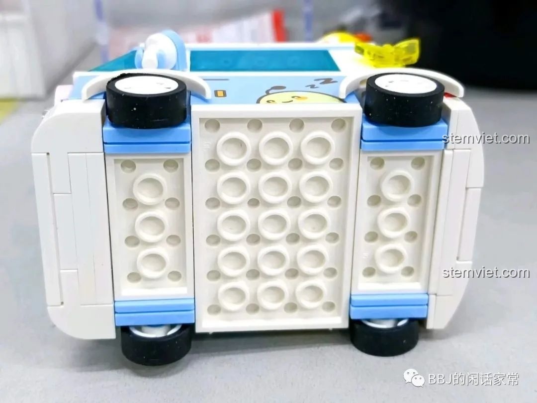 Mặt đáy của xe kem SEMBO 615004 đã lắp xong, cho thấy cấu trúc chắc chắn và các bánh xe.