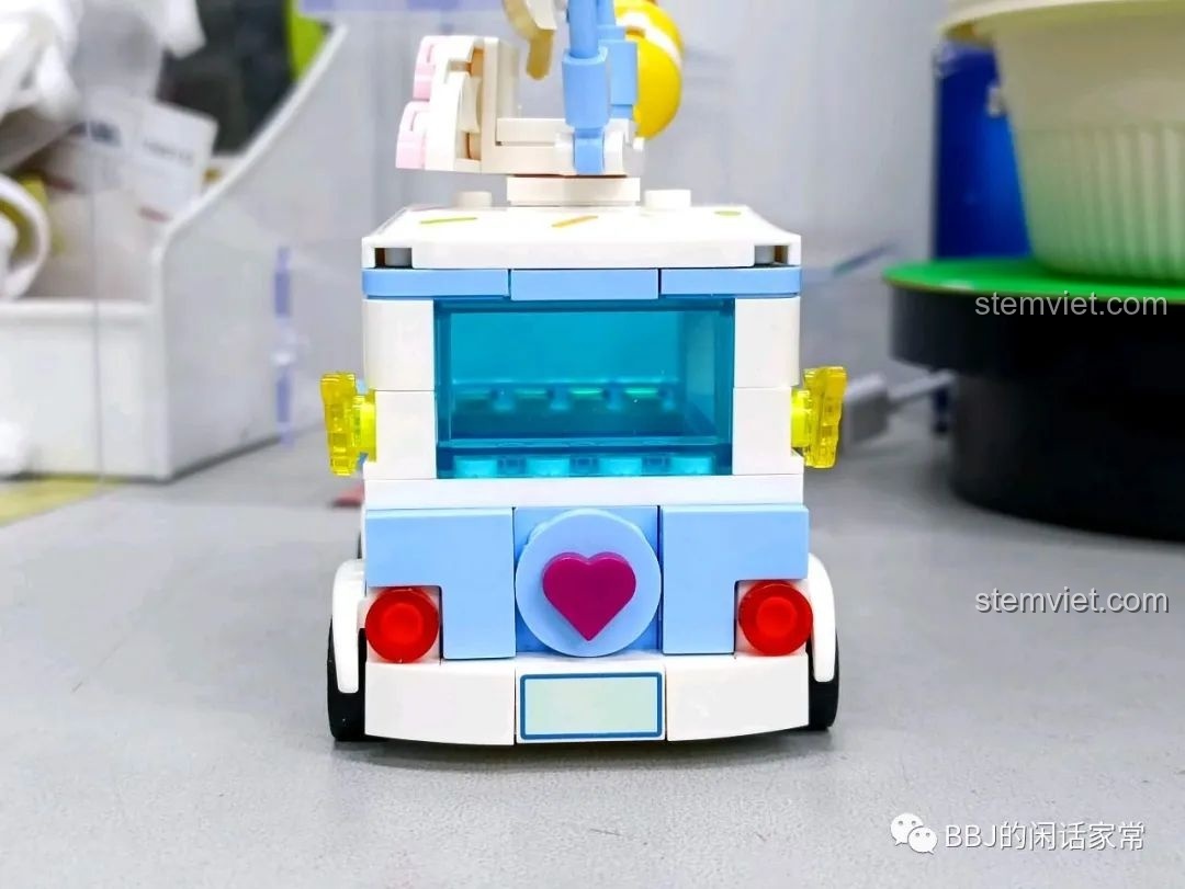 Góc nhìn cận cảnh mặt sau của xe kem SEMBO 615004, tập trung vào chi tiết đèn và biển số.