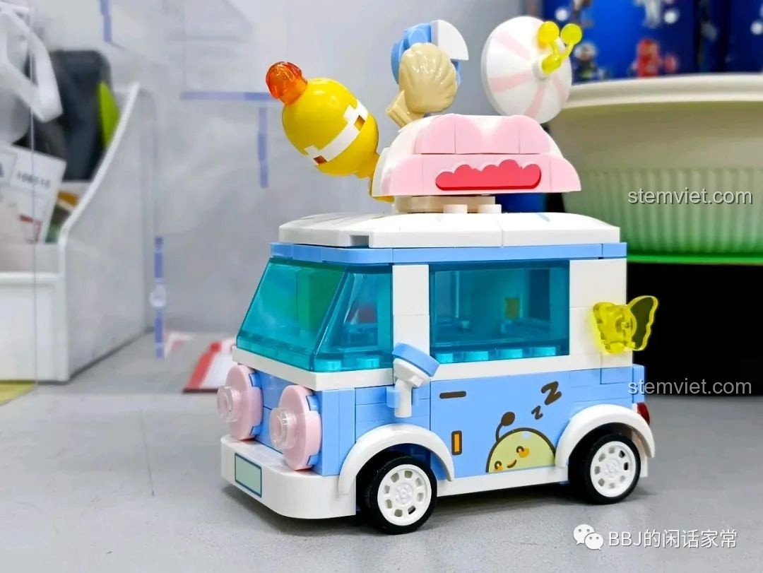 Xe kem SEMBO 615004 đã hoàn thành, nhìn từ góc 3/4 phía trước, với các chi tiết trang trí trên nóc.