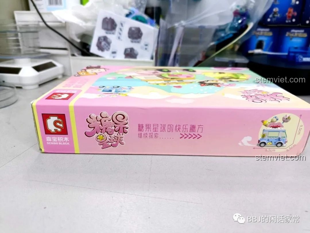 Cạnh bên hộp đồ chơi lắp ráp SEMBO 615004 Xe Kem Que Băng Tinh, hiển thị kích thước mô hình sau khi lắp ráp.