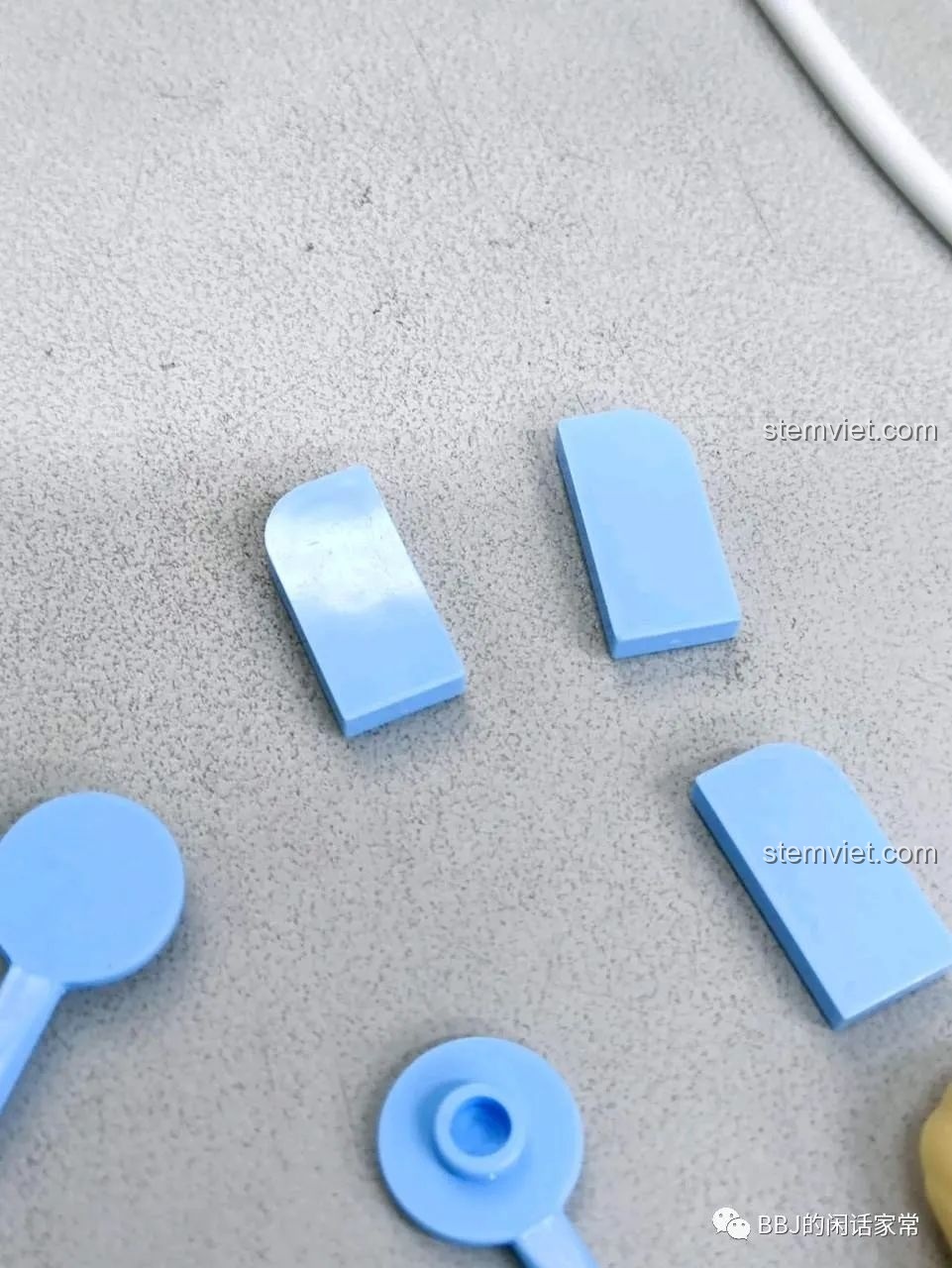 Một số mảnh ghép màu xanh dương của bộ lắp ráp SEMBO 615004 Xe Kem Que Băng Tinh có vết xước nhỏ.